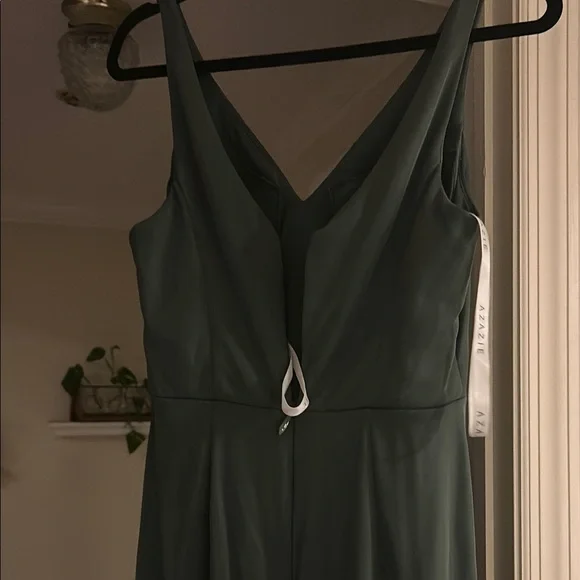 Elegant Green Sleeveless Dress - Picture 2 of 5